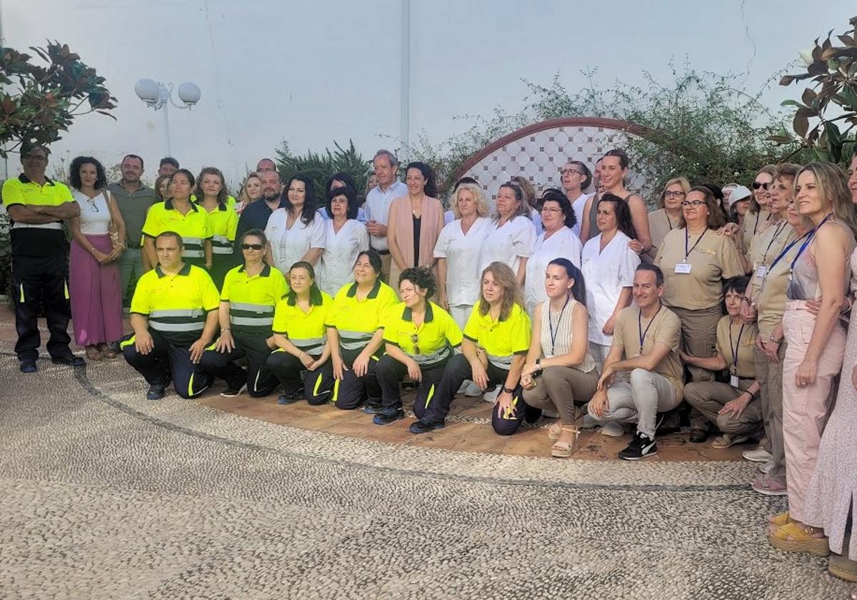La delegada, el alcalde y las monitoras con personas beneficiarias de los programas formativos de la Junta.