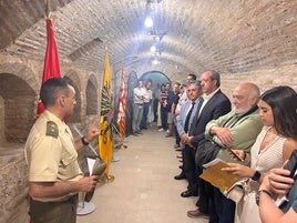 Los asintentes atienden a los explicaciones de los responsables de la muestra.