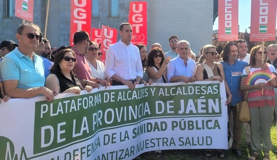 Centenares de vecinos de la comarca reclaman una digna sanidad pública en el Hospital Alto Guadalquivir