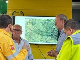 Jesús Esrella y Paco Carmona, ayer en puesto de mando avanzado y zona calcinada.