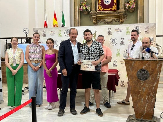El ganador posa con las autoridades.