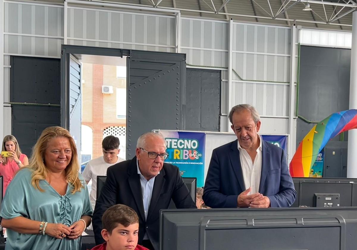 ÁNGELA HIDALGO, JESÚS ESTRELLA Y FRANCISCO CARMONA EN LA INAUGURACIÓN DE ESTA MAÑANA.