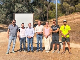 EL DELEGADO Y EL ALCALDE JUNTO CON MIEMBROS DE LA CORPORACIÓN MUNICIPAL.