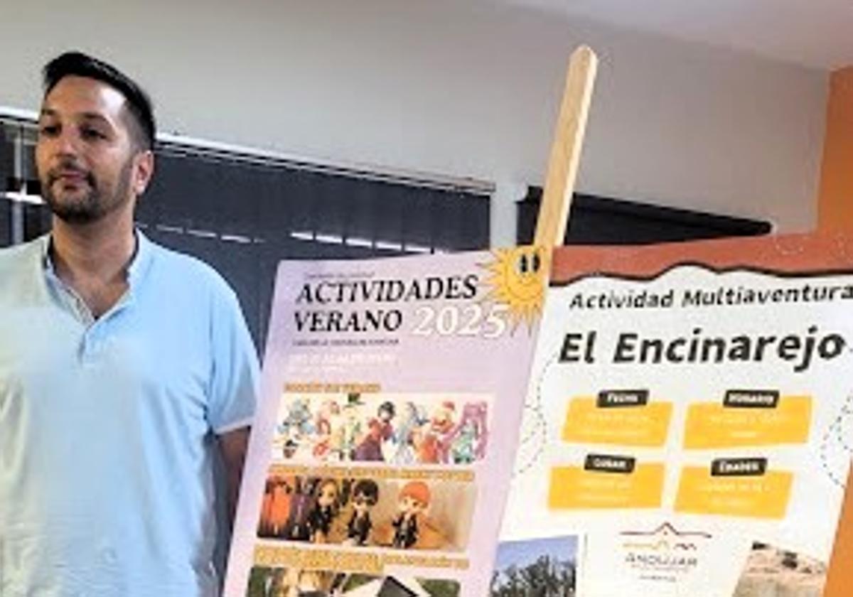 EMILIO RODRÍGUEZ POSA CON LOS CARTELES.
