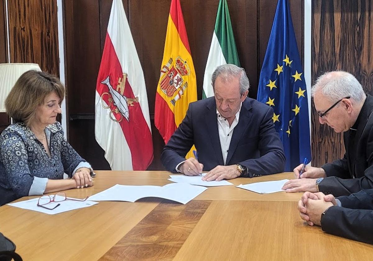 El alcalde y el obispo durante la firma del acuerdo este viernes en al Ayuntamiento.