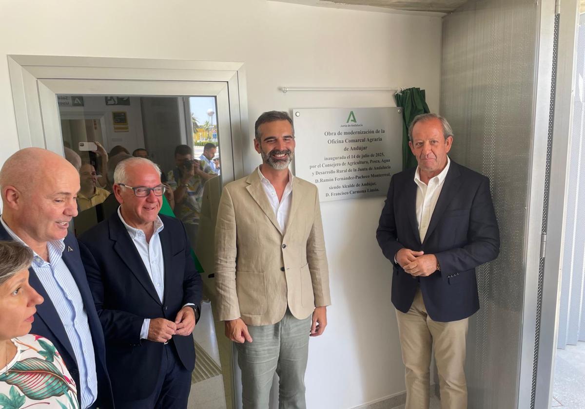 EL CONSEJERO Y EL RESTO DE AUTORIDADES JUNTO CON LA NUEVA PLACA.