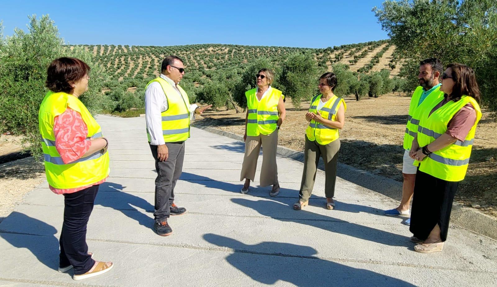 LA DELEGADA EN SU VISITA A LAS OBRAS DE AMBOS CAMINOS.