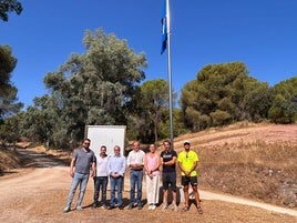 AUTORIDADES EL DÍA EN EL QUE ONDEÓ LA BANDERA AZUL.