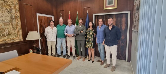 Salvador Pérez entre el alcalde y la gerente de la Cámara, esta mañana en la presentación en el Consistorio.