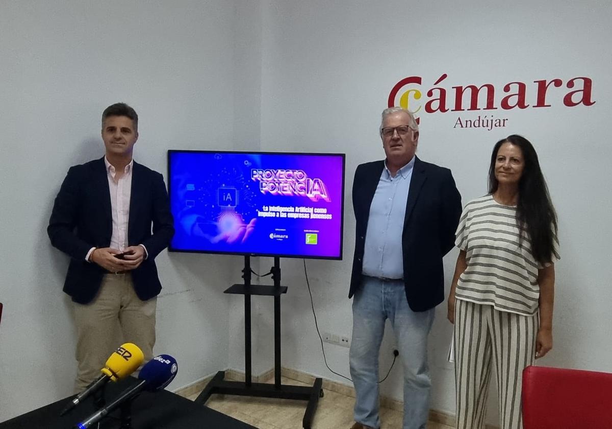 Luis Miguel Carmona, Javier Camello y Ana Peña en la presentación.