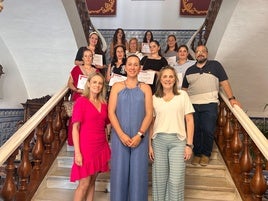 María José Fuentes posa juntoa las monitoras y el alumnado.