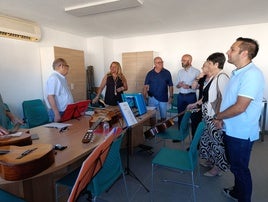 HIDALGO CONVERSA CON UNO DE LOS INTEGRANTES DEL TALLER DE MÚSICA.