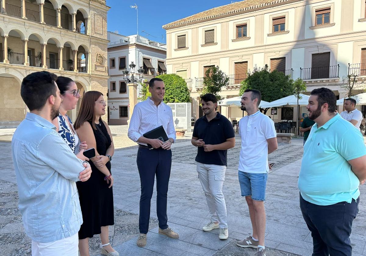 Latorre con miembros de Juventudes esta mañana en la Plaza de España iliturgitana.