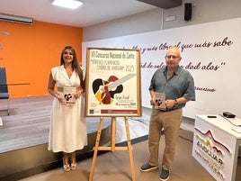 AZUCENA CEPEDELLO Y ANTONIO GÓMEZ EN LA PRESENTACIÓN DEL CARTEL.