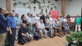 Asistentes al acto de entrega de los fondos en la Casa Hogar de Cáritas.