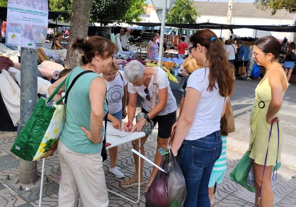 Recogida de firmas en el mercadillo ambulante de la ciudad.