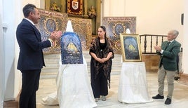 El hermano mayor, José María Alcántara, y el presidente de la Matriz. Manuel José Gómez. junto a la autora.