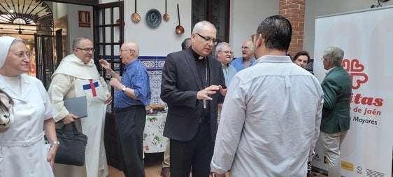 El obispo, Sebastián Chico, en su visita a la residencia de Cáritas para la entrega del proyecto social.