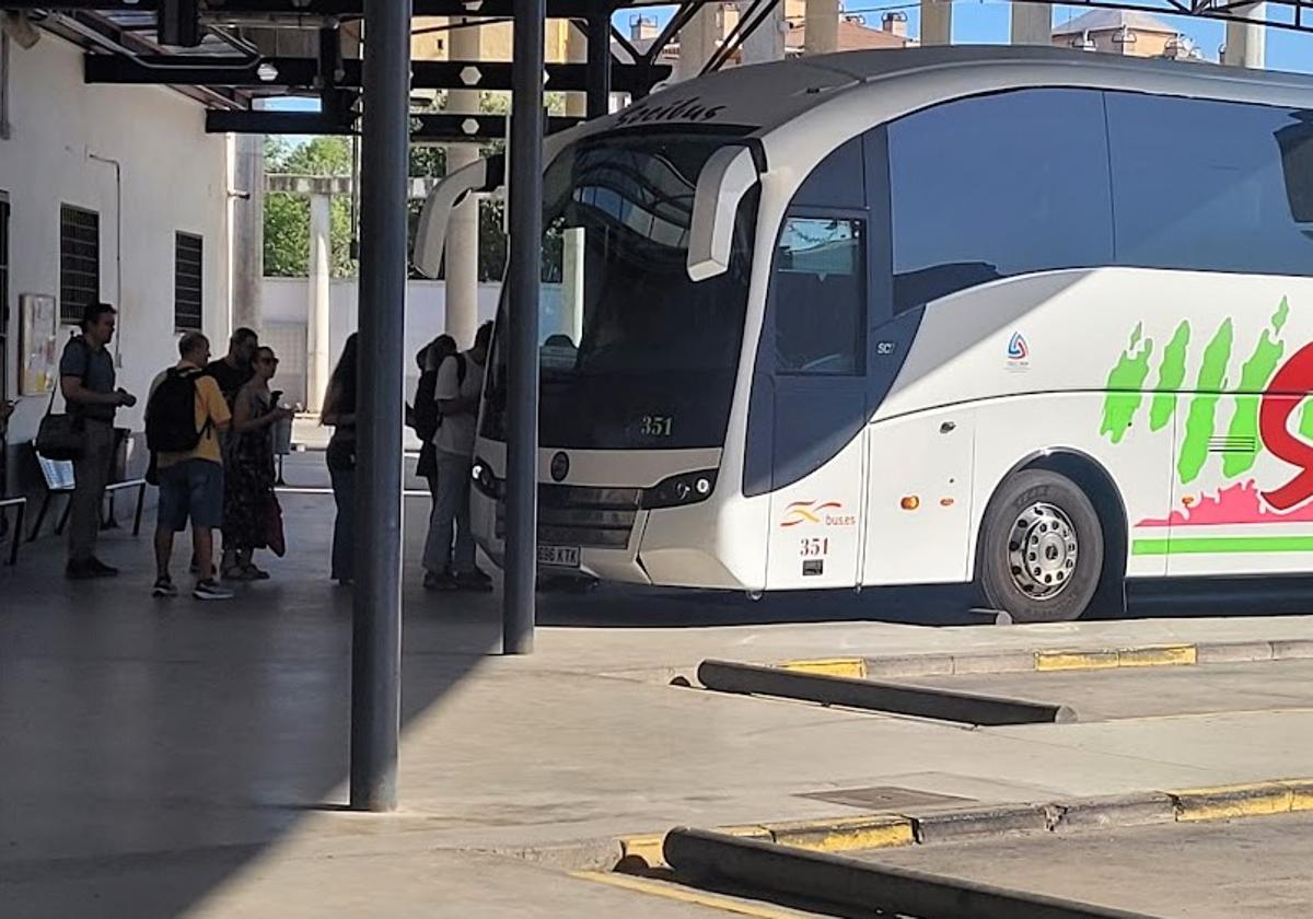 Viaeros toman una de las líneas de la estación de Andújar.