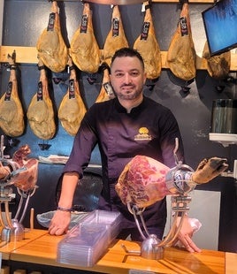 Joaquín se ha convertido en todo un profesional del jamón y el negocio de la saga Lacoba ya va por su cuarta generación.