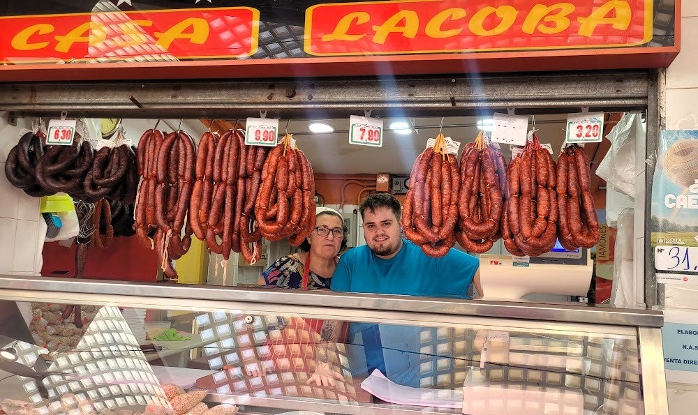 Joaquín se ha convertido en todo un profesional del jamón y el negocio de la saga Lacoba ya va por su cuarta generación.