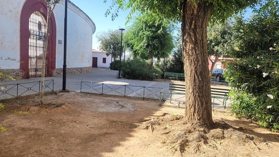 Vecinos de la Plaza de Toros llevan al Defensor del Pueblo Andaluz los problemas de civismo