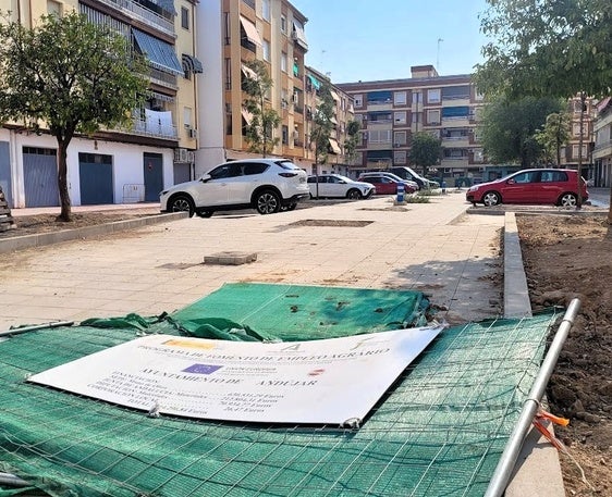 Vecinos de la plaza Itálica denuncian los trastornos que causan el retraso de las obras