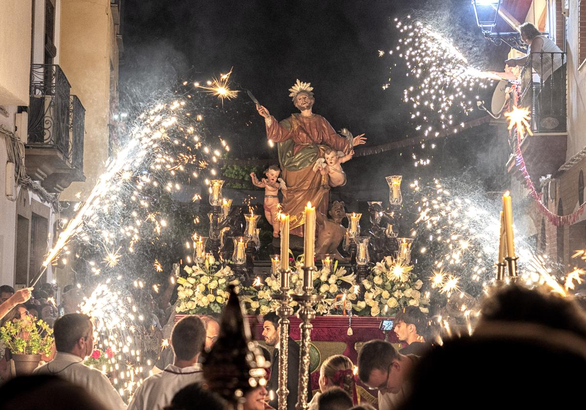 Espectaculares bengalas a San Bartolomé por la calle La Quinta.