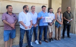 REPRESENTANTES DE LA PLATAFORMA CON EDILES DE LA CORPORACIÓN MUNICIPAL ESTA MAÑANA EN EL AYUNTAMIENTO.