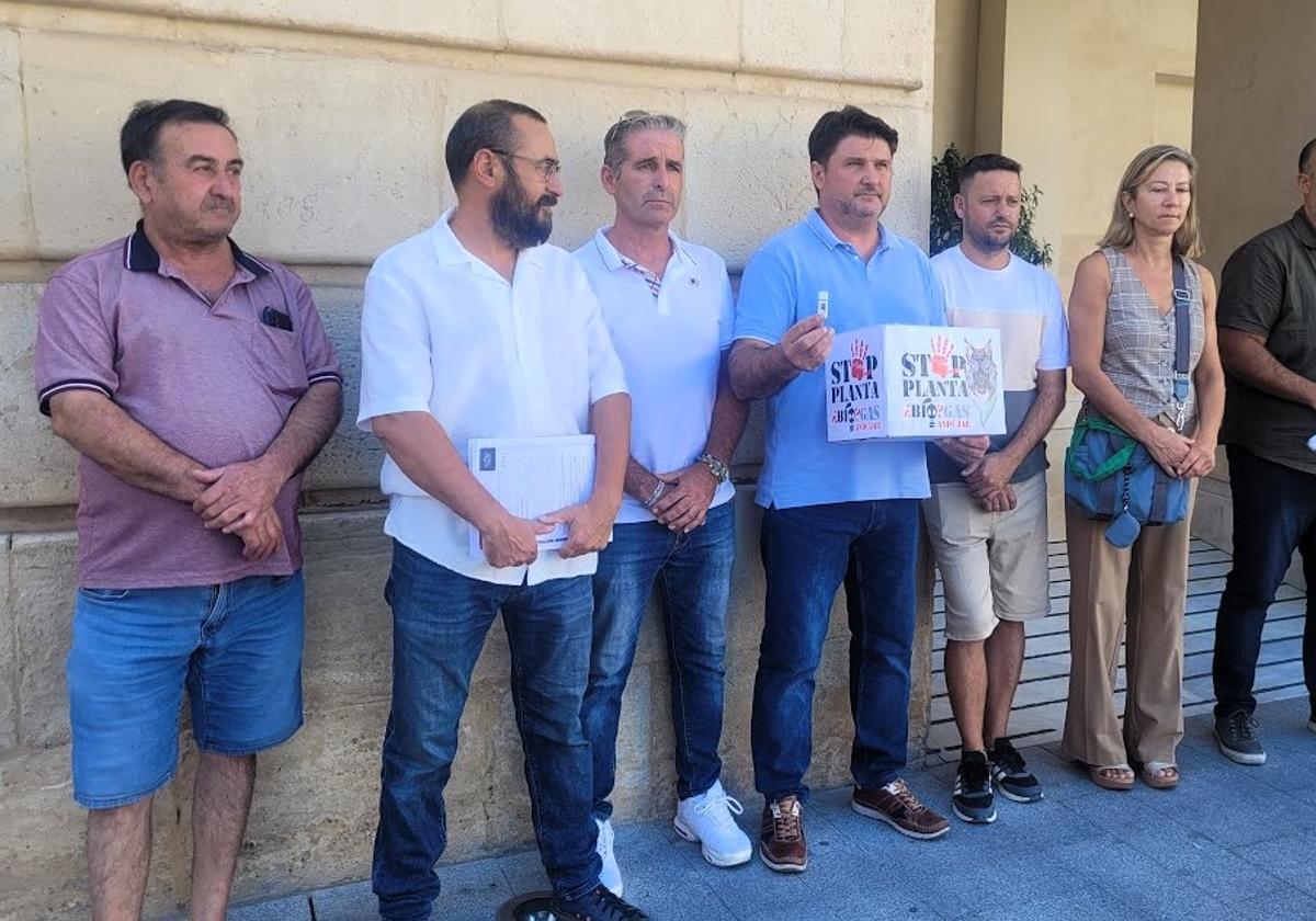 REPRESENTANTES DE LA PLATAFORMA CON EDILES DE LA CORPORACIÓN MUNICIPAL ESTA MAÑANA EN EL AYUNTAMIENTO.