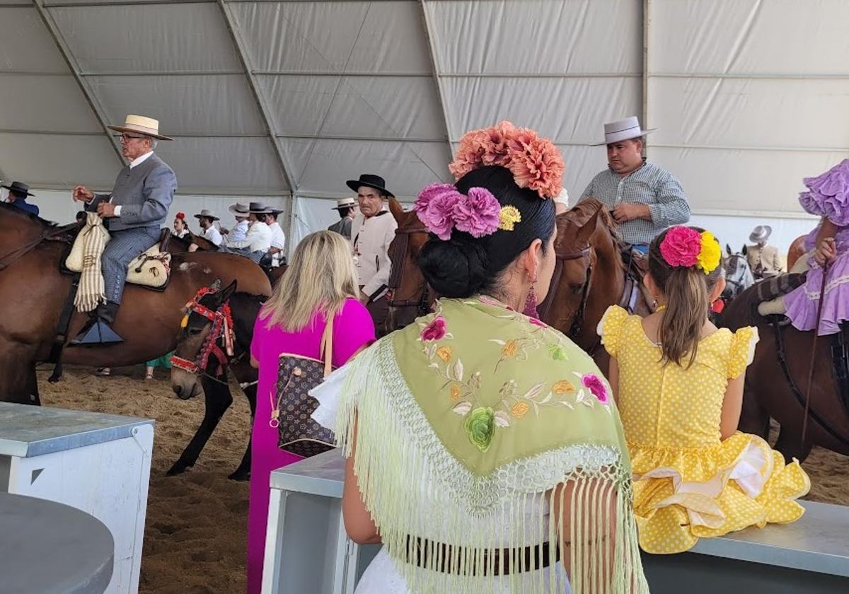 DOS EMBLEMS DE ANDÚJAR, EL TRAJE DE GITANA Y EL CABALLO SE HAN MEZCLADO EN EL FERIAL.