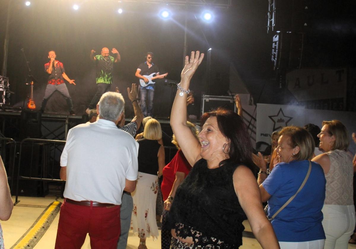 BAILE BAJO LOS ACORDES DE LA ORQUESTA EN CASETA MUNICIPAL.