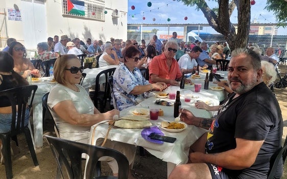 La armoniosa paella en la caseta de IU pone el broche a la Feria de Día