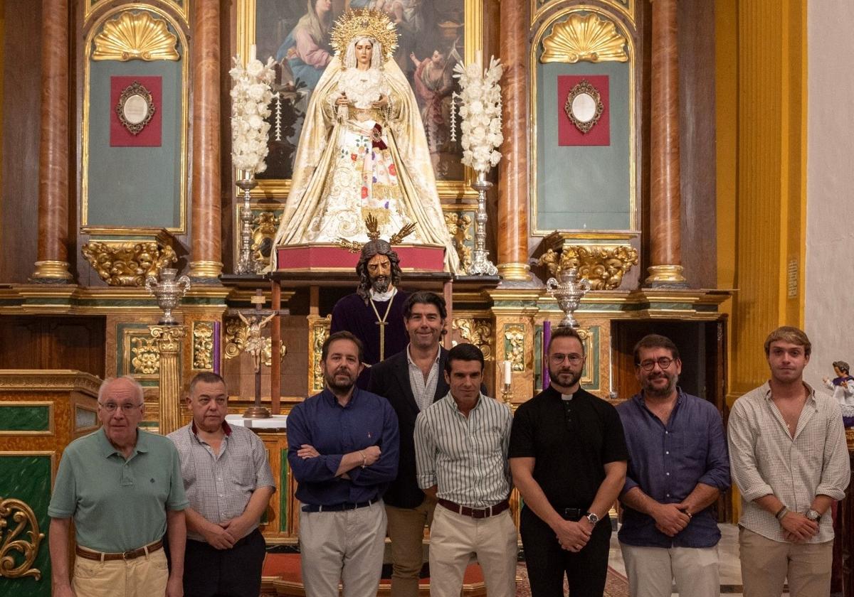 EMILIO DE JUSTO CON LOS REPRESENTANTES DE LA HERMANDAD ANTE SUS TITULARES.