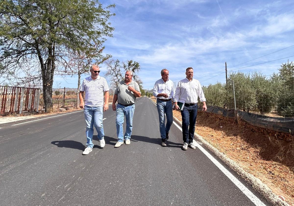CARMONA CON EL EDIL LUIS VILLA Y EL PEDANEO DE LOS VILLARES DE ANDÚJAR.