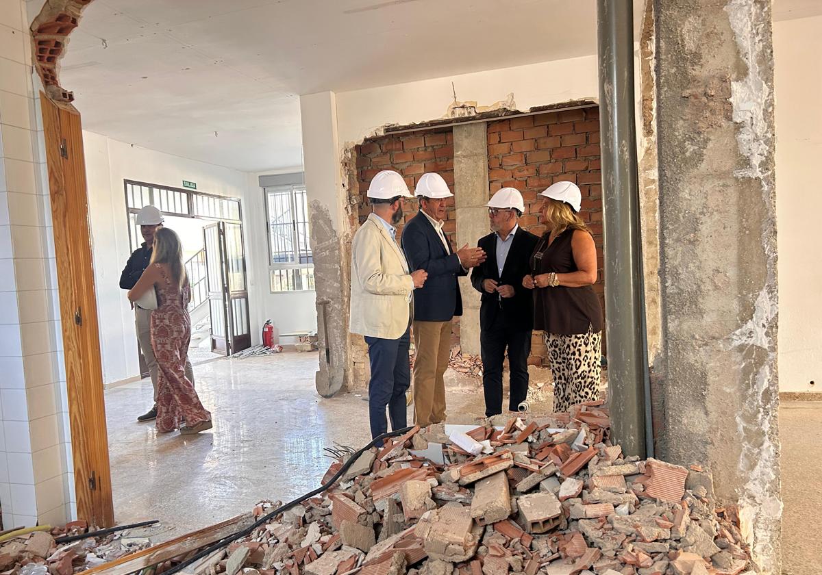 Estrella, Carmona e Hidalgo con el edil de Bienestar en las obras.
