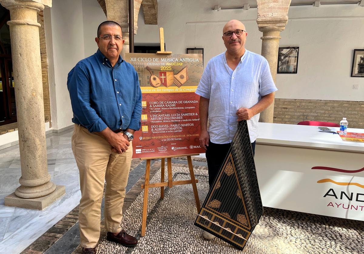 Manuel Fernández y Aziz Samsaoui con el cartel de los tres conciertos.