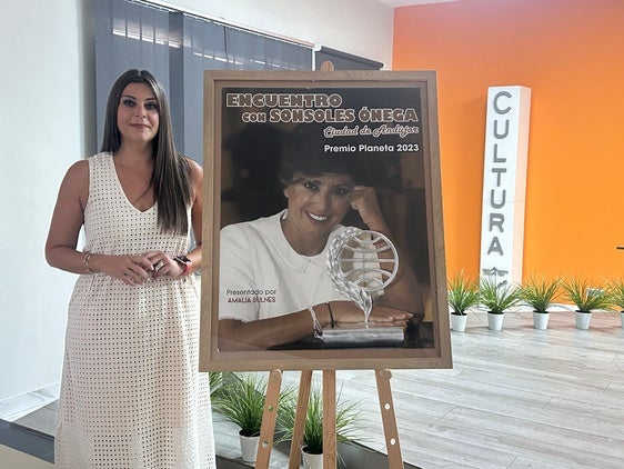 AZUCENA CEPEDELLO CON EL CARTEL DE SÓNSOLES ONEGA.