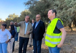 MANUEL FERÁNDEZ Y PACO CARMONA OBSERVAN LAS OBRAS DEL RÍO.