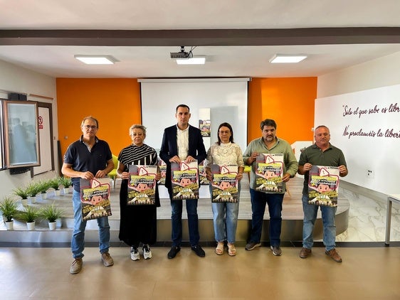 Los regidores con las pancartas de la protesta.