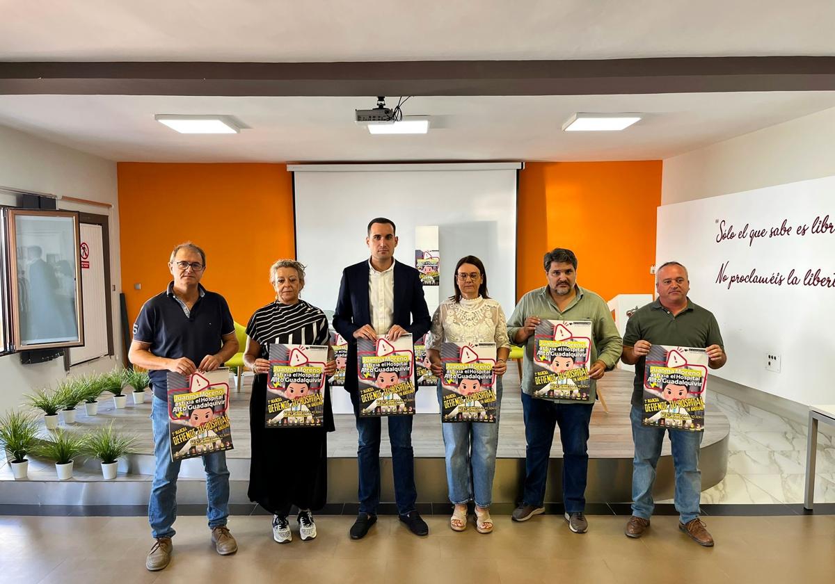 Los regidores con las pancartas de la protesta.