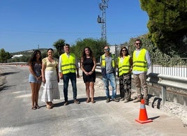 José Luis Agea y miembros de la Corporación durante su visita a la obras.