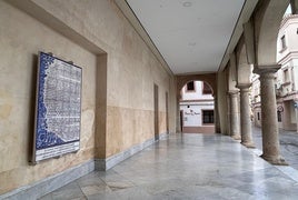 Autoridades en la inauguración del totem conmemorativo de la constitución de la Junta Suprema.