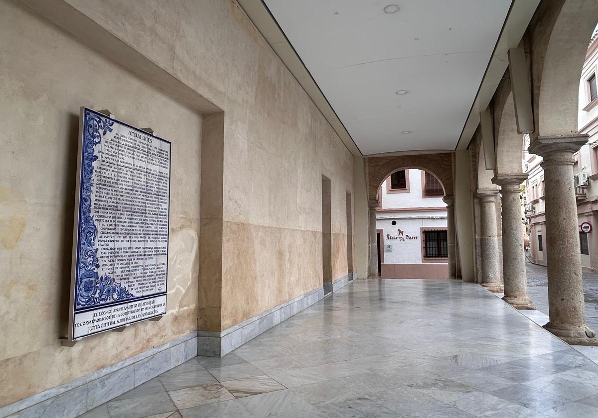 Azulejo conmemorativo de la constitución de la Junta Central Suprema de las Andalucías en los soportales del Ayuntamiento.