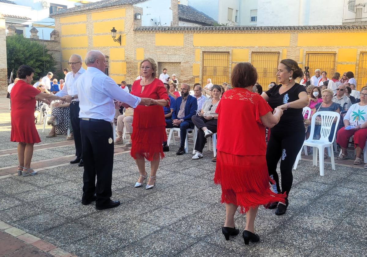 Las personas mayores han mostrado sus actitudes en el baile y la música.
