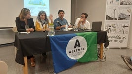 Encarna Camacho, primera a la izquierda.