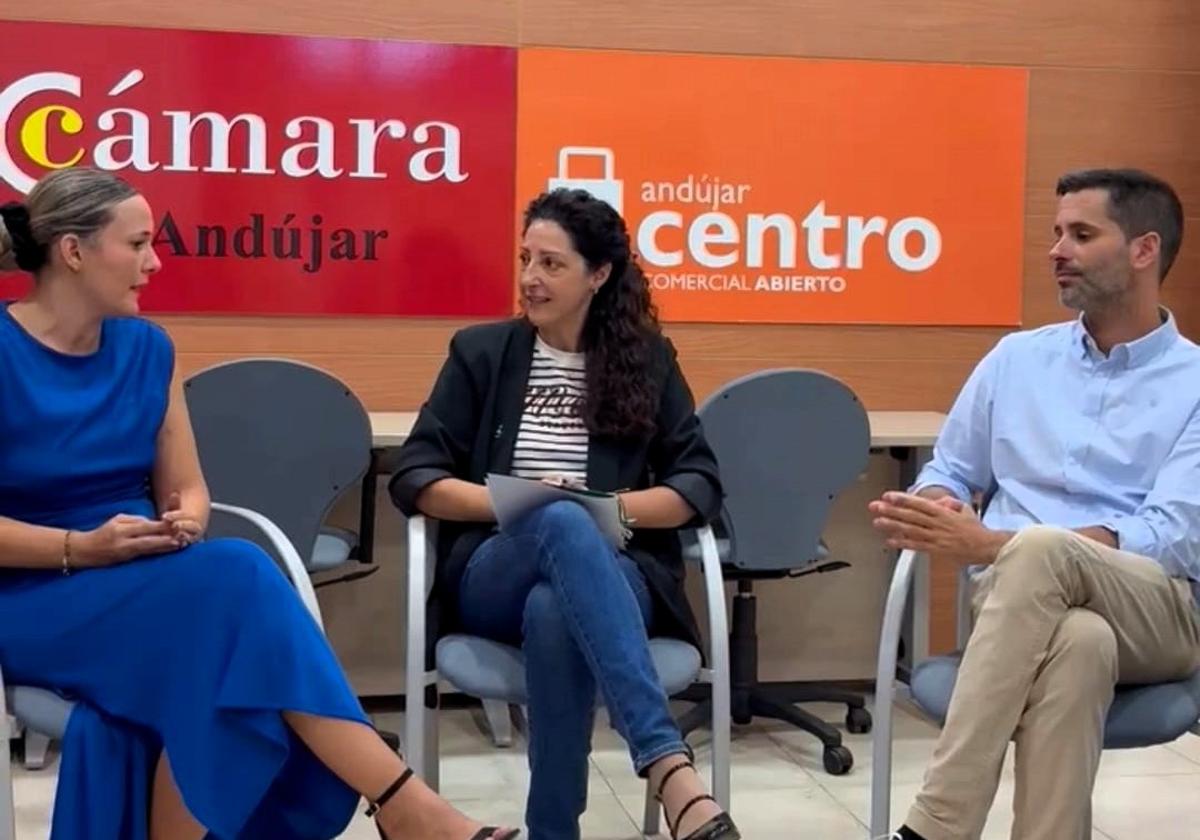 Rosa María Salas, Ana Mata y Juan Carlos Martínez, concejal de Comercio.