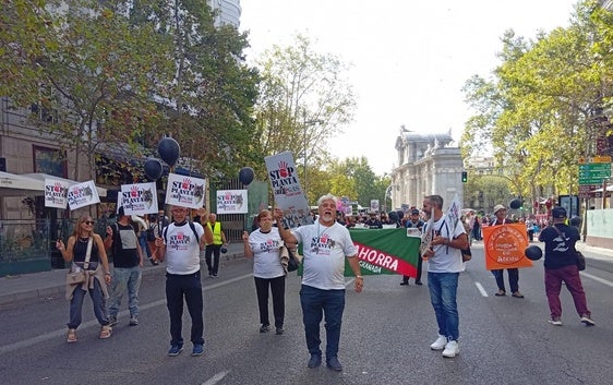 Integrantes de la plataforma Stop a la Planta de Biogás en Andújar en una manifestación celebrada en Madrid el pasado día 27 de septiembre.