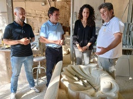 Ana Mata junto al maestro y el alcalde de Porcuna.
