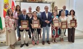 El profesorado homenajeado con el alcalde y miembros de la Corporacón Municipal.